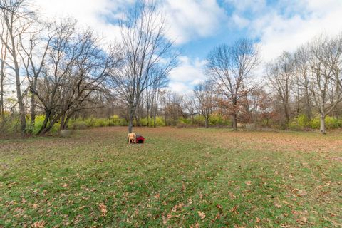 A home in Edwardsburg Vlg