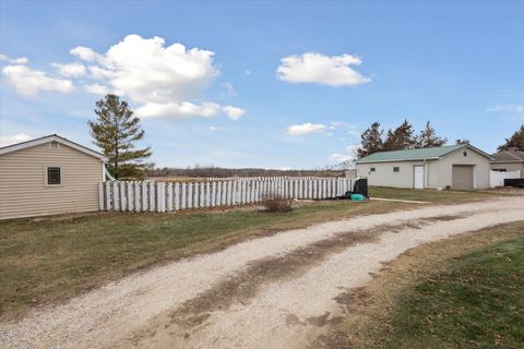 A home in Bloomer Twp