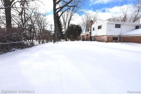 A home in Bloomfield Twp