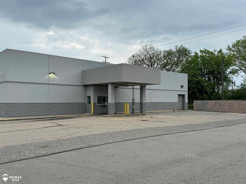 1124 N Ballenger Highway