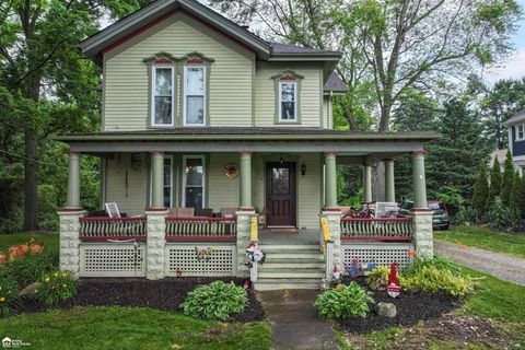 A home in Almont Vlg