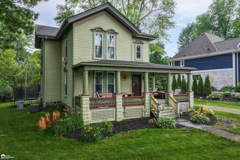 A home in Almont Vlg