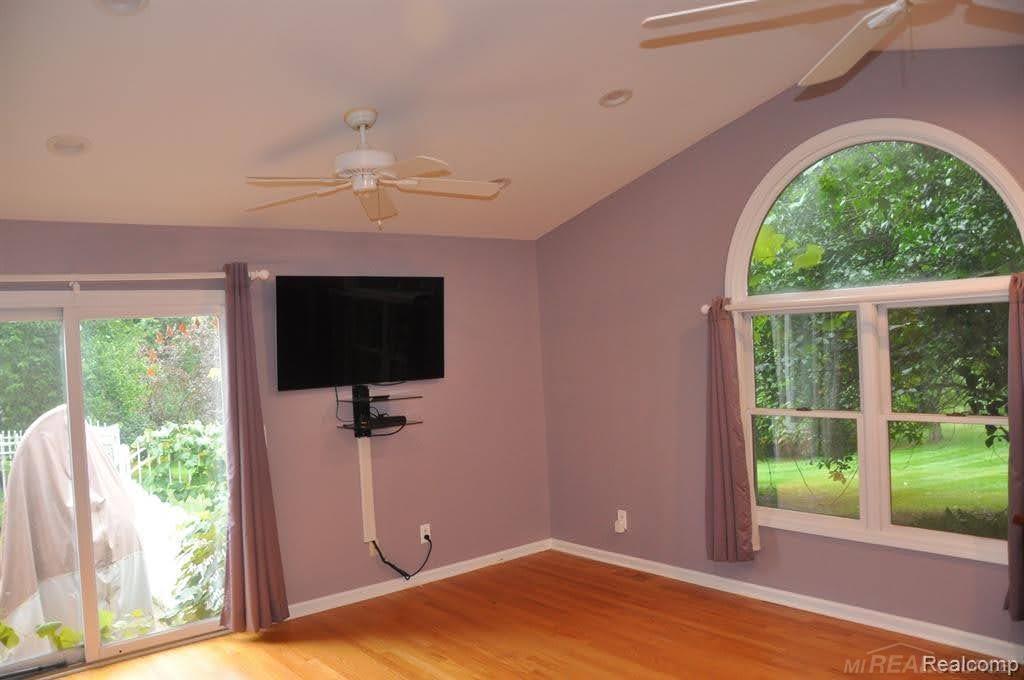 Photo 4 of 19 of 345 Hillview Street house