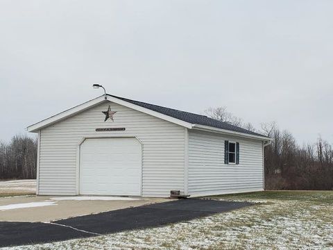 A home in Edwards Twp