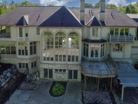 A home in Bloomfield Twp