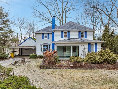 A home in Grosse Ile Twp