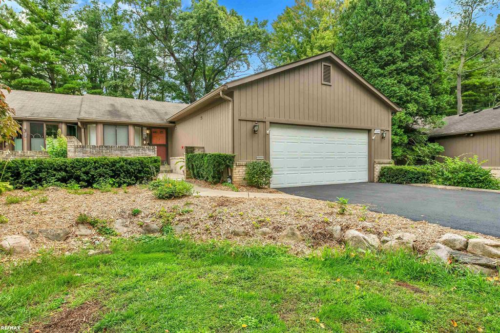 View Waterford Twp, MI 48327 condo