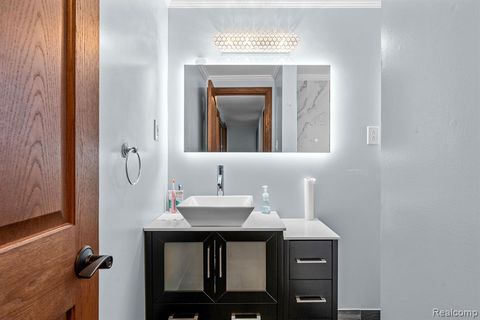 A home in FarmingtonHillsCity_Oakland