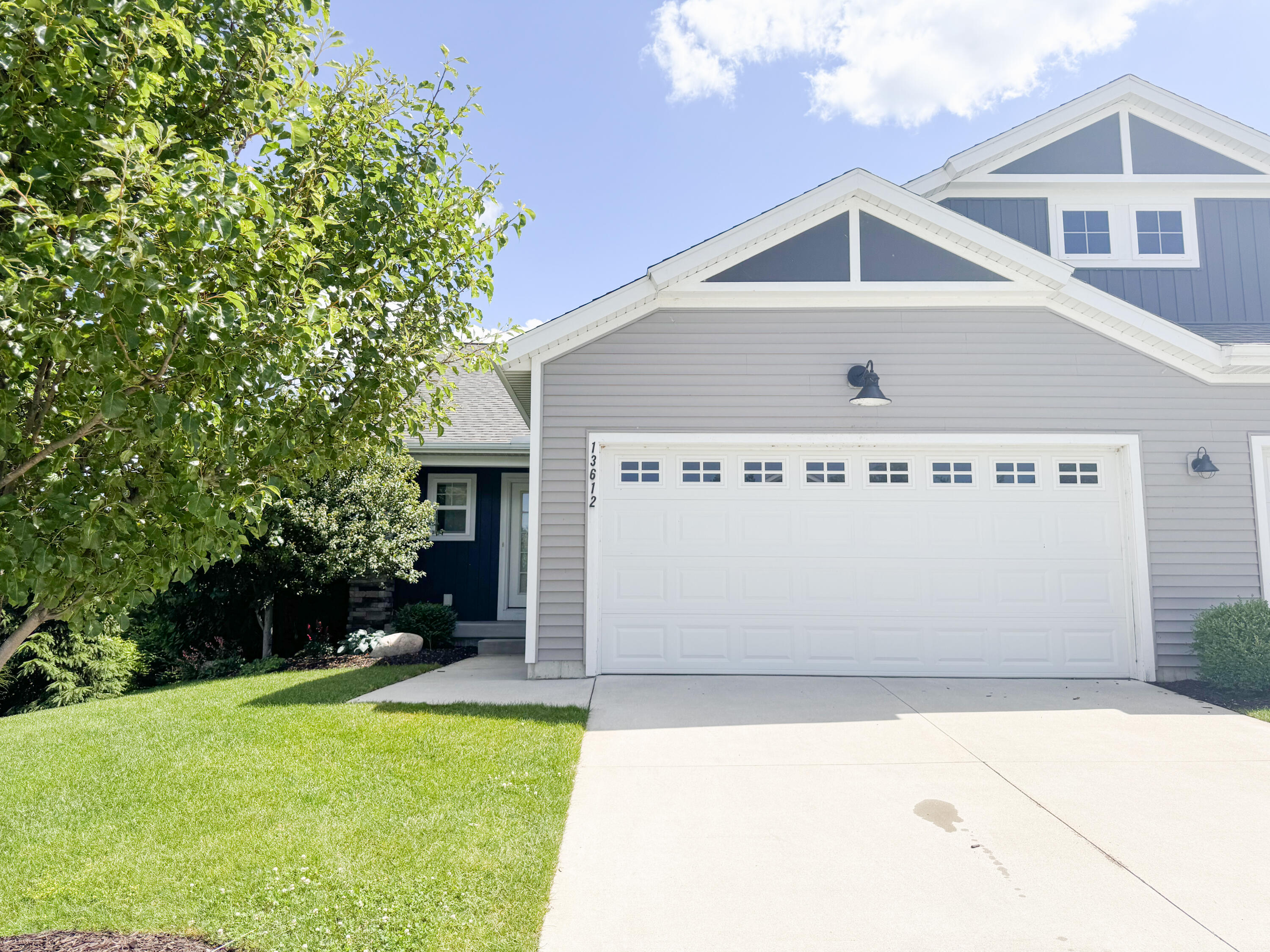 View Holland Twp, MI 49424 condo