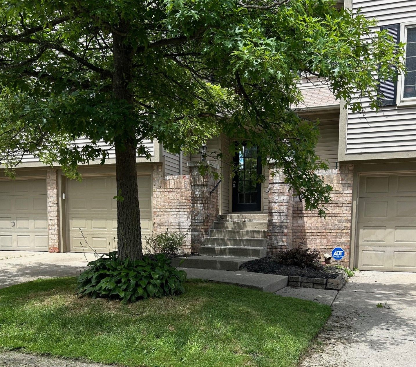 View Waterford Twp, MI 48327 condo