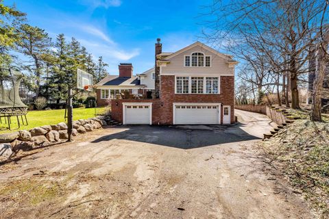 A home in Bloomfield Twp