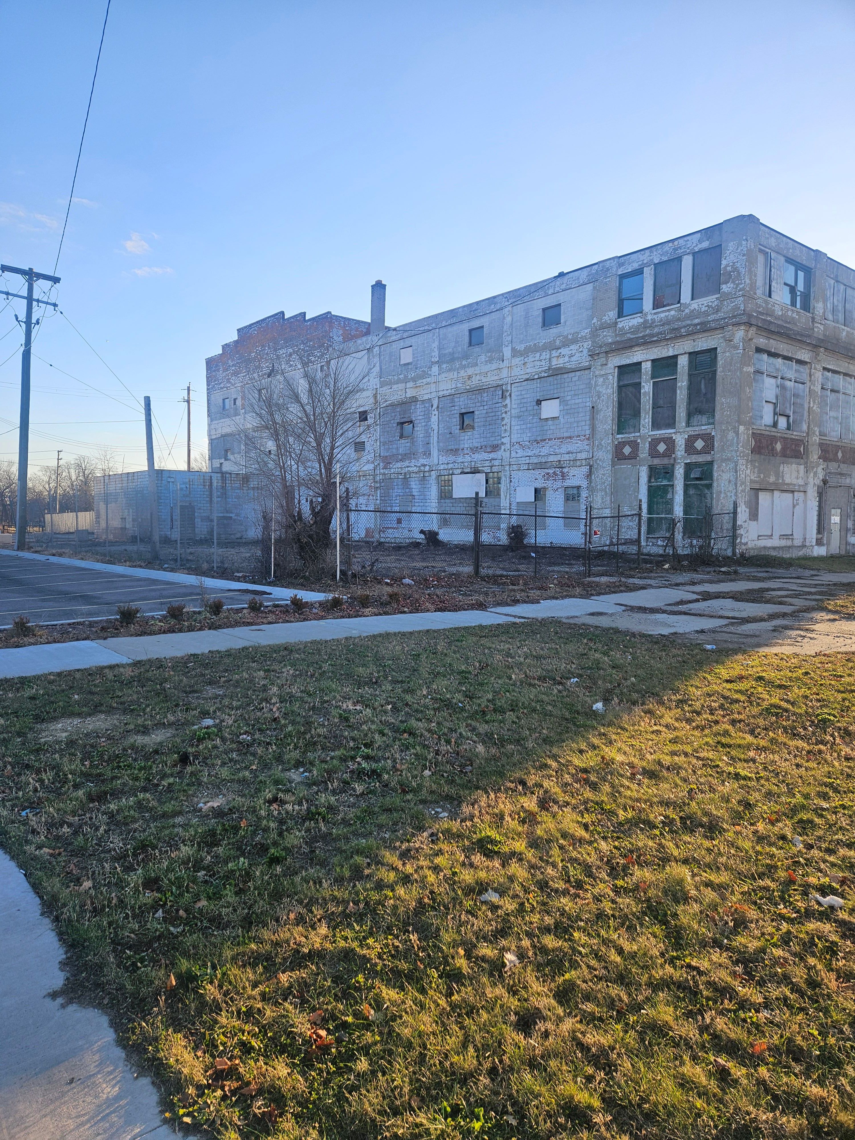 1625 E GRAND Boulevard