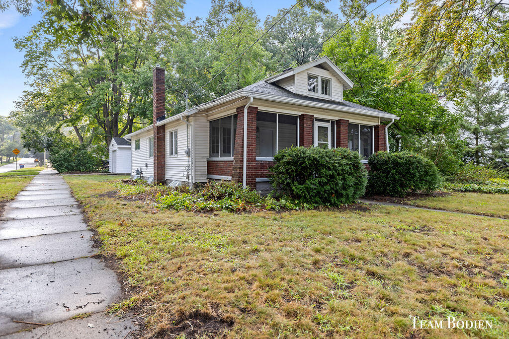 Photo 2 of 25 of 1900 Newark Avenue SE house