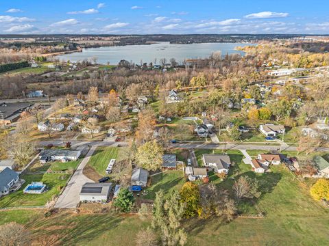 A home in Grass Lake Vlg