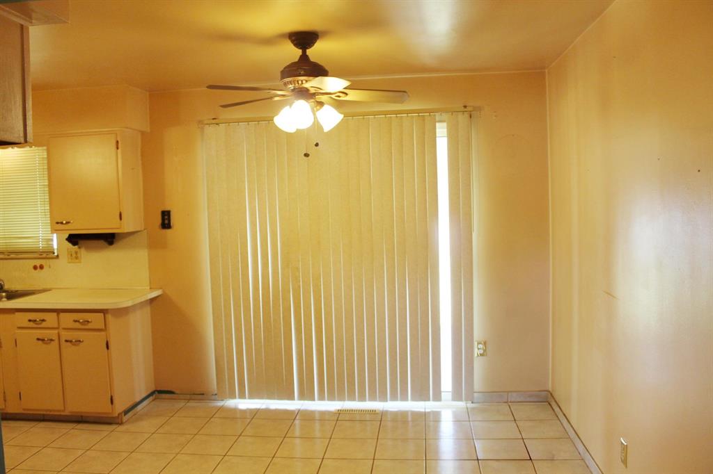 Photo 5 of 19 of 3561 Ridgecliffe Drive house