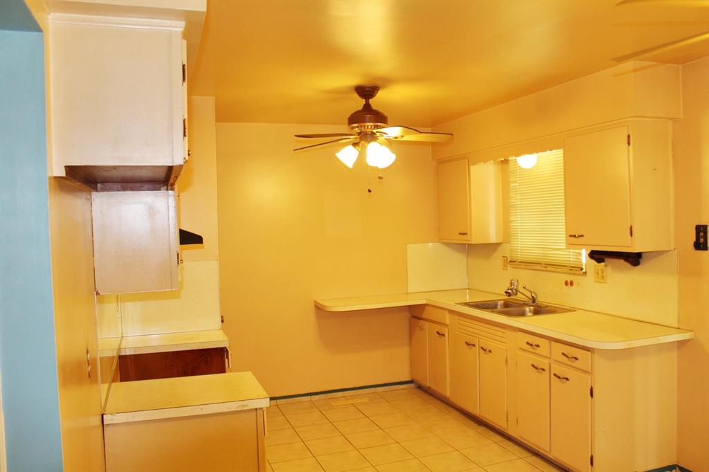 Photo 6 of 19 of 3561 Ridgecliffe Drive house