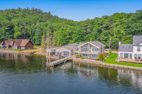 A home in Pentwater Vlg