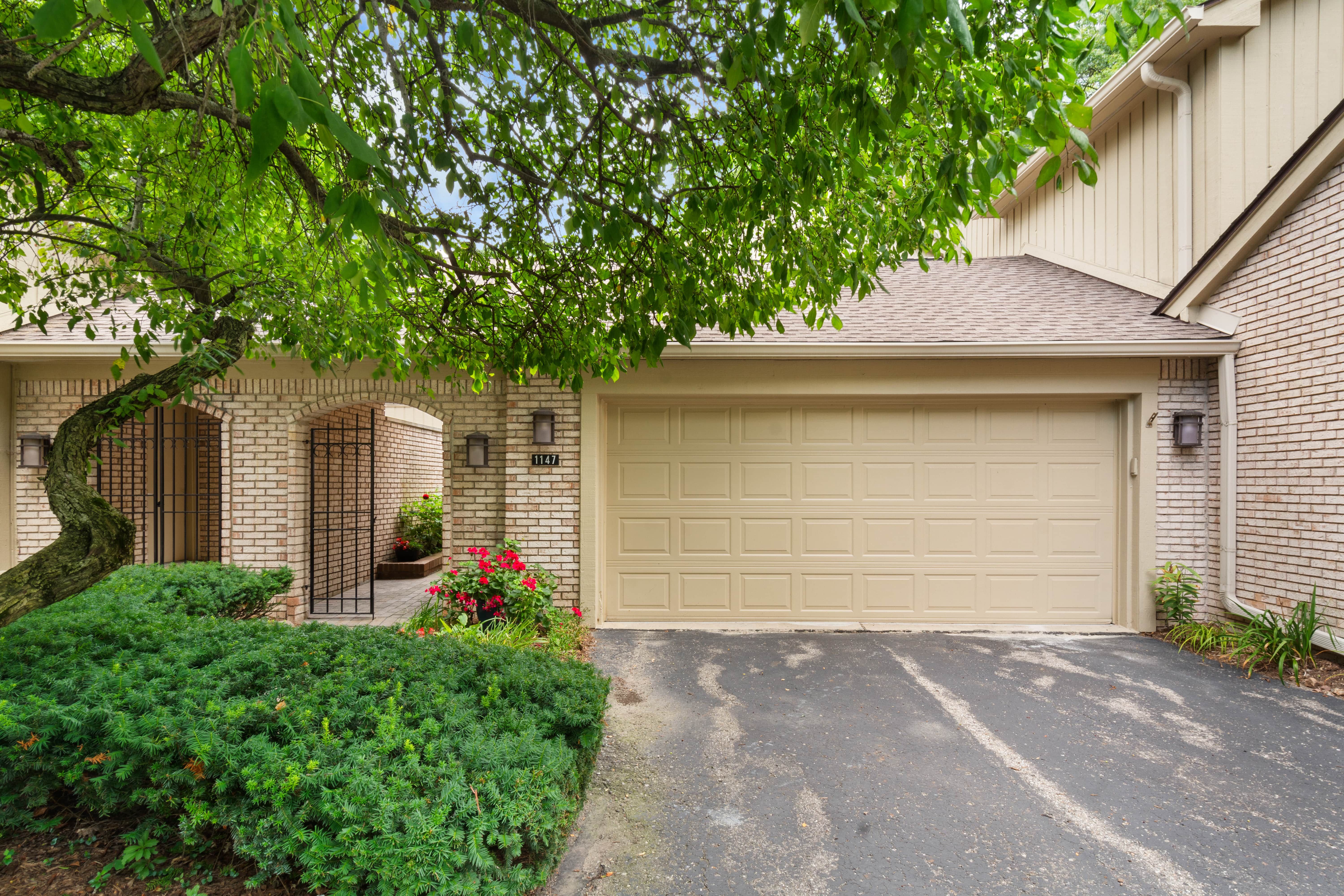 View Bloomfield Twp, MI 48304 condo