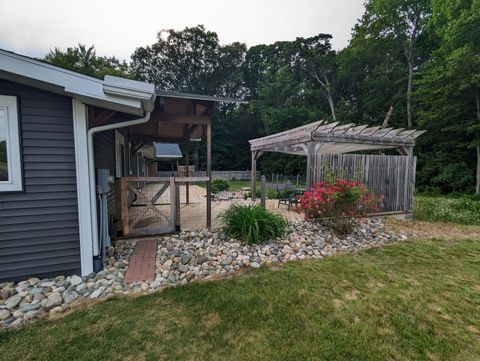 A home in Clay Banks Twp