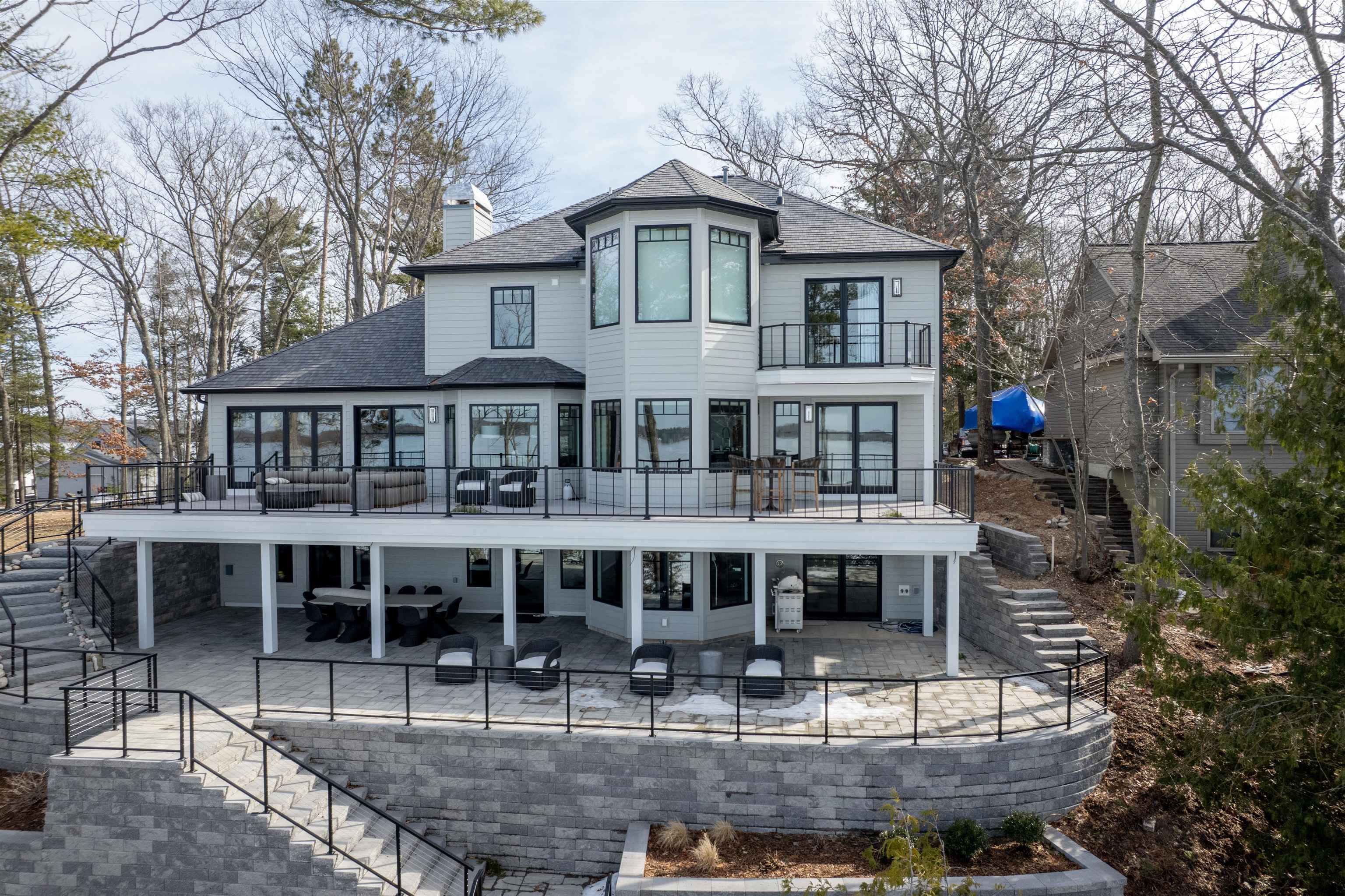 5568 Lakeview Drive