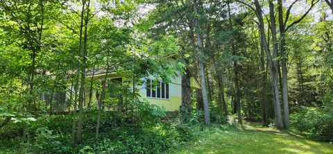 A home in Roscommon Twp