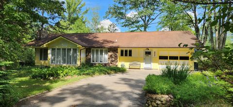 A home in Roscommon Twp