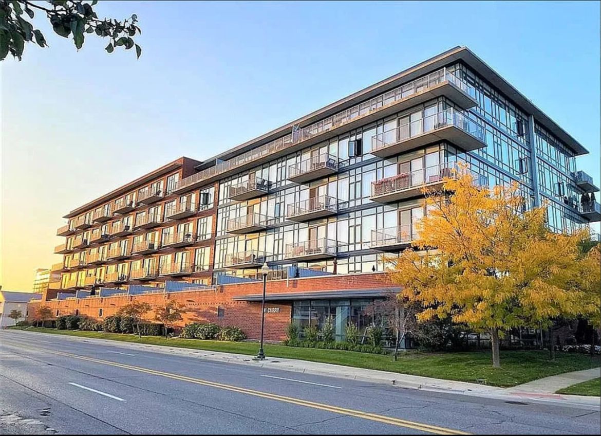 View Royal Oak, MI 48067 condo