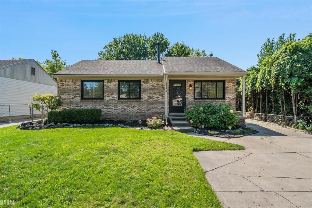 View Harrison Twp, MI 48045 house