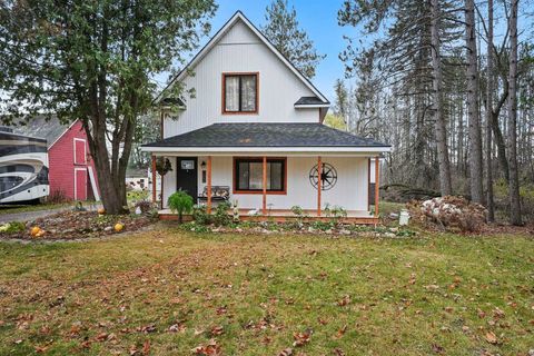 A home in Clam Lake Twp