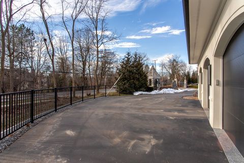 A home in Bloomfield Twp