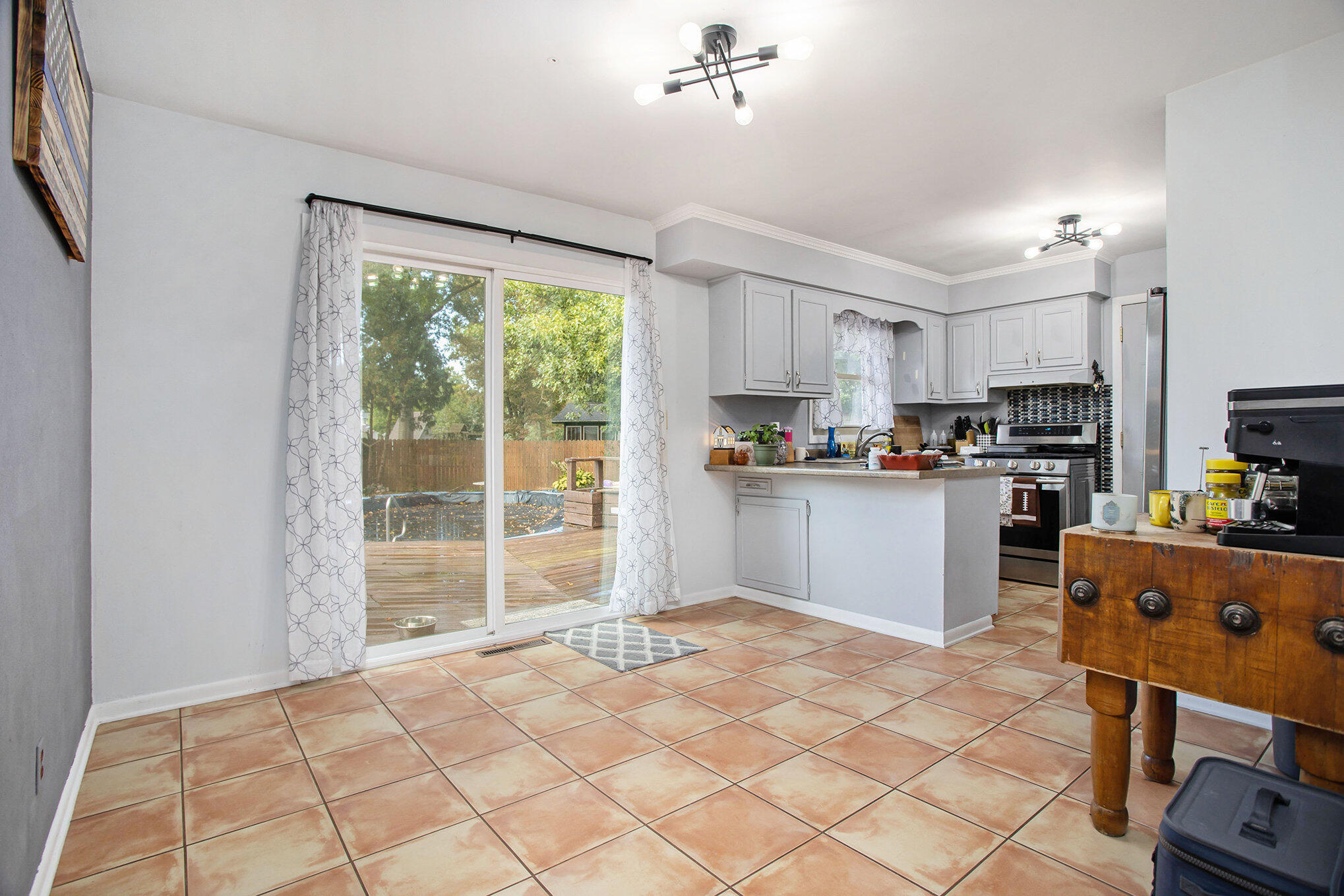 Battle Creek, Michigan 49015, United States, 3 Bedrooms Bedrooms, ,2 BathroomsBathrooms,Residential,Pending,41823