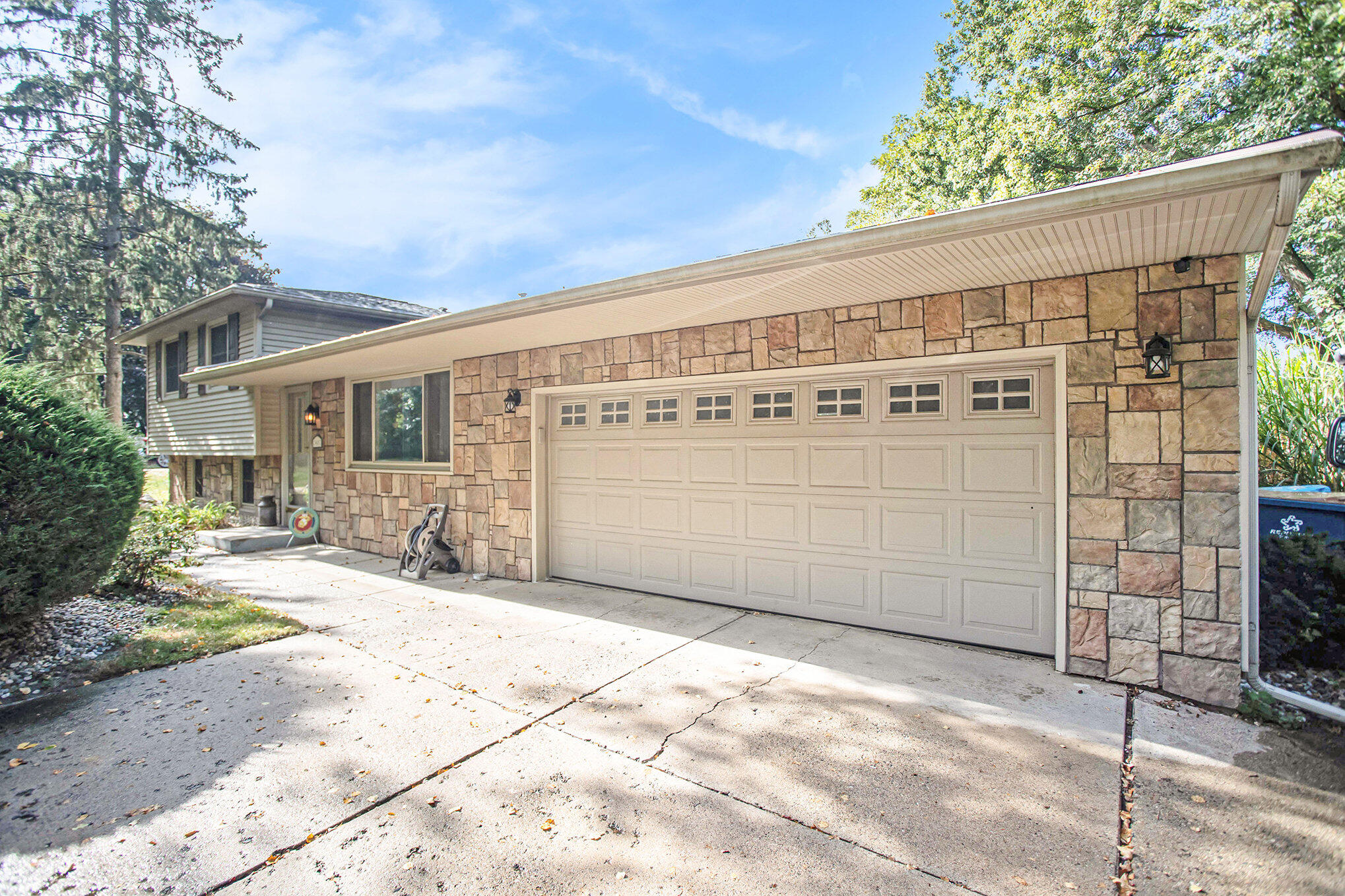 Battle Creek, Michigan 49015, United States, 3 Bedrooms Bedrooms, ,2 BathroomsBathrooms,Residential,Pending,41823