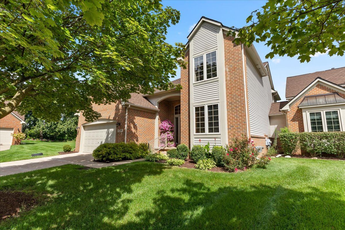 View Commerce Twp, MI 48382 condo