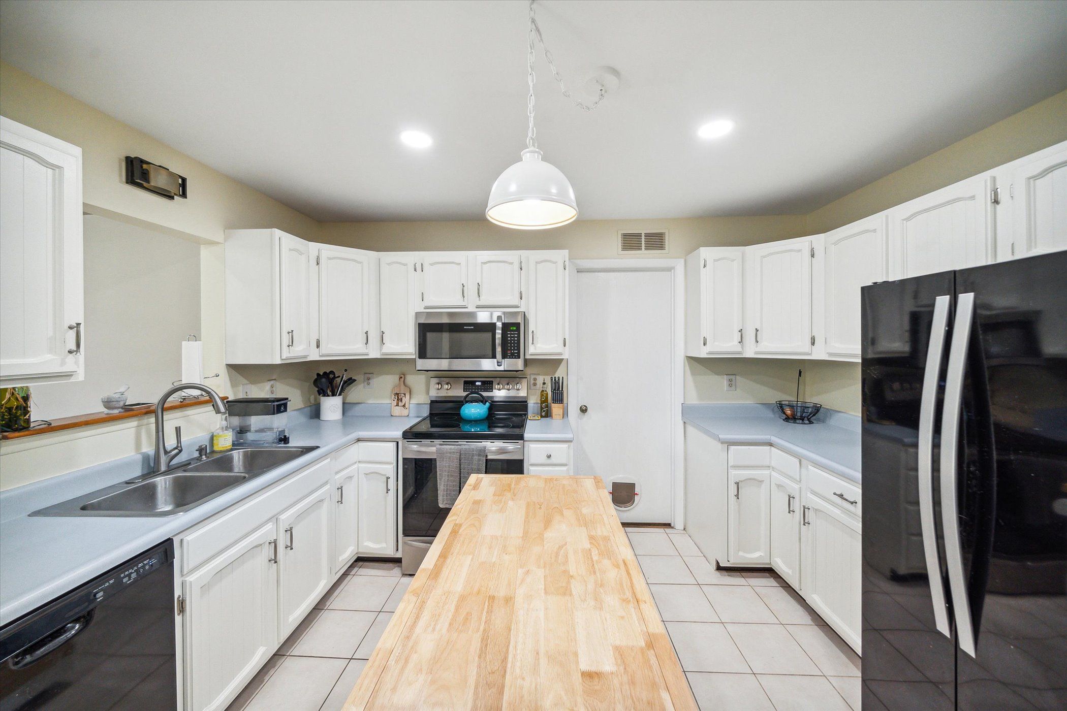 Photo 9 of 33 of 2951 Dearborn Avenue house