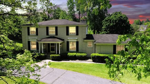 Photo of 2131 Bretton Drive S, Rochester Hills, MI 48309 (MLS # 20240033931)