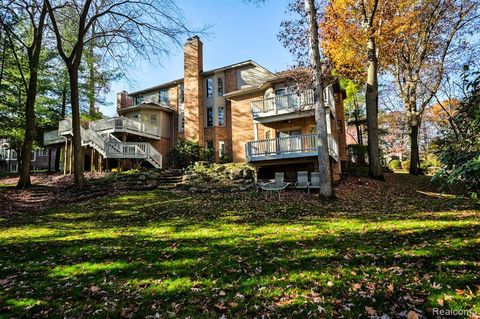 A home in BloomfieldCharterTownship_Oakland
