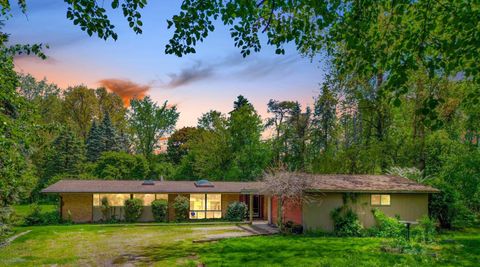 A home in Bloomfield Twp