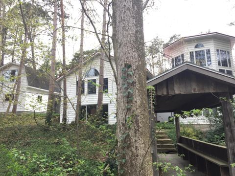 A home in Ravenna Twp