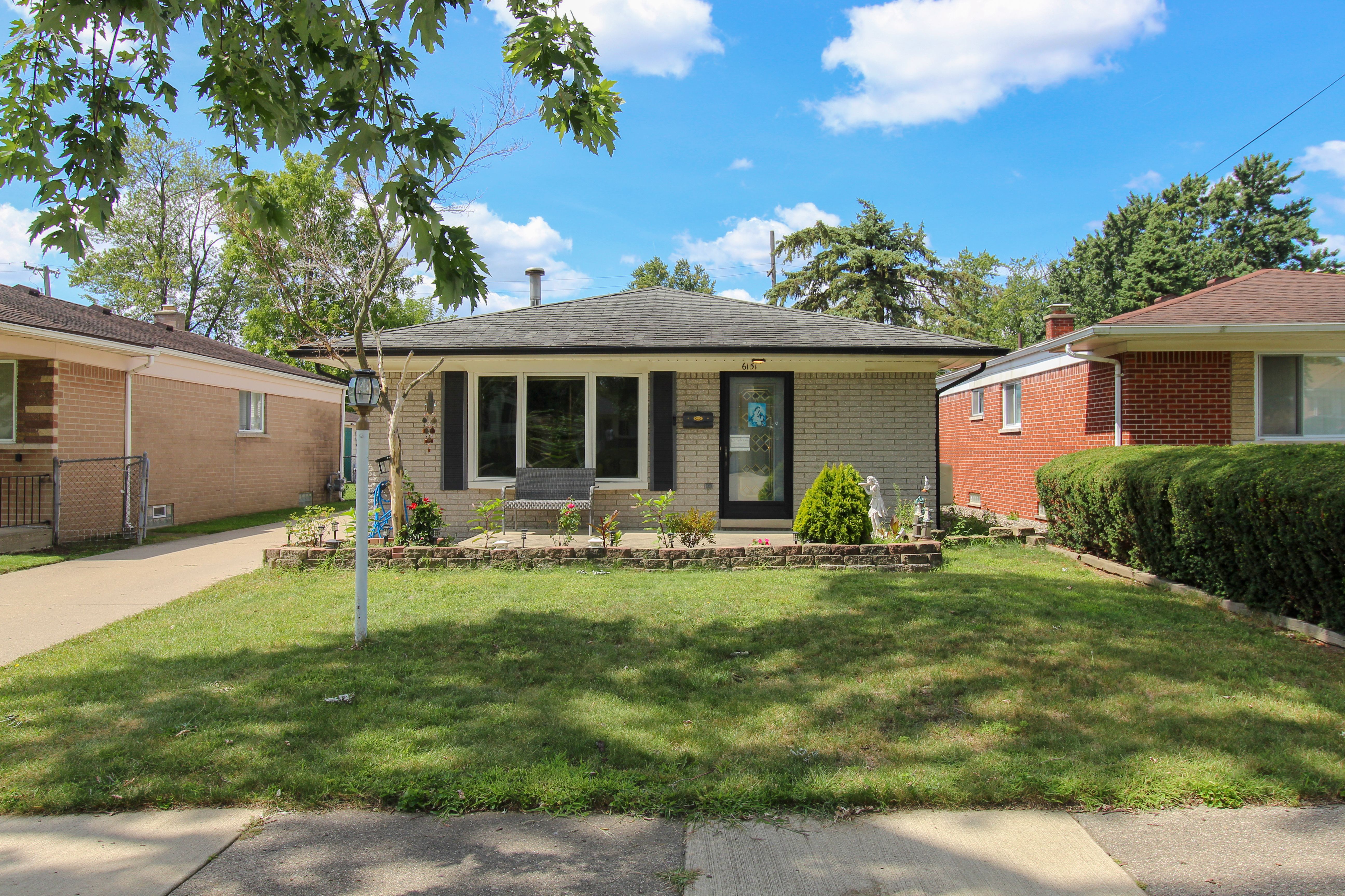 View Dearborn Heights, MI 48127 house