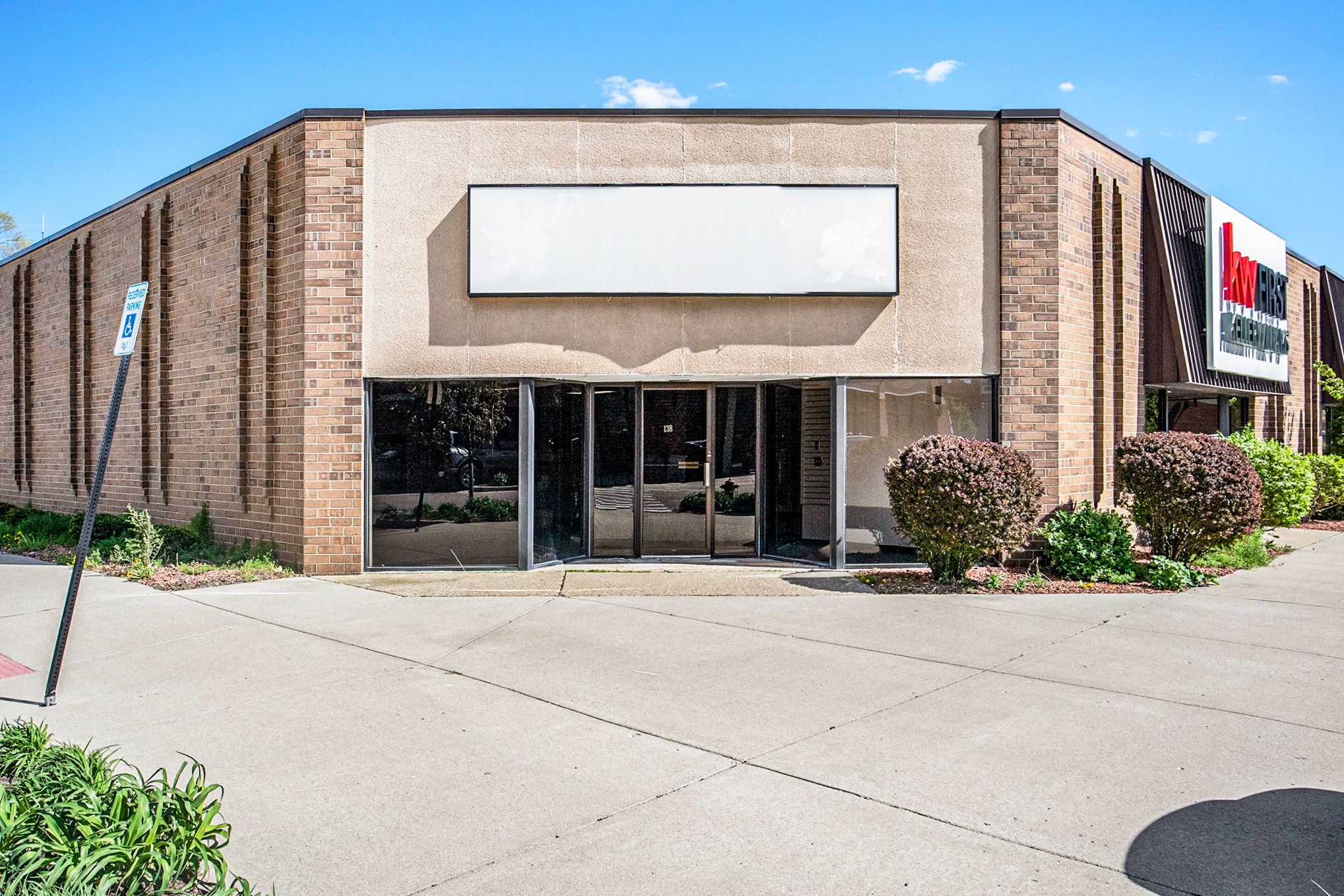 Unit 138 N LEROY Street