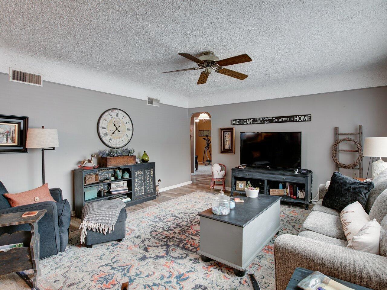 4034 Lakeshore Road