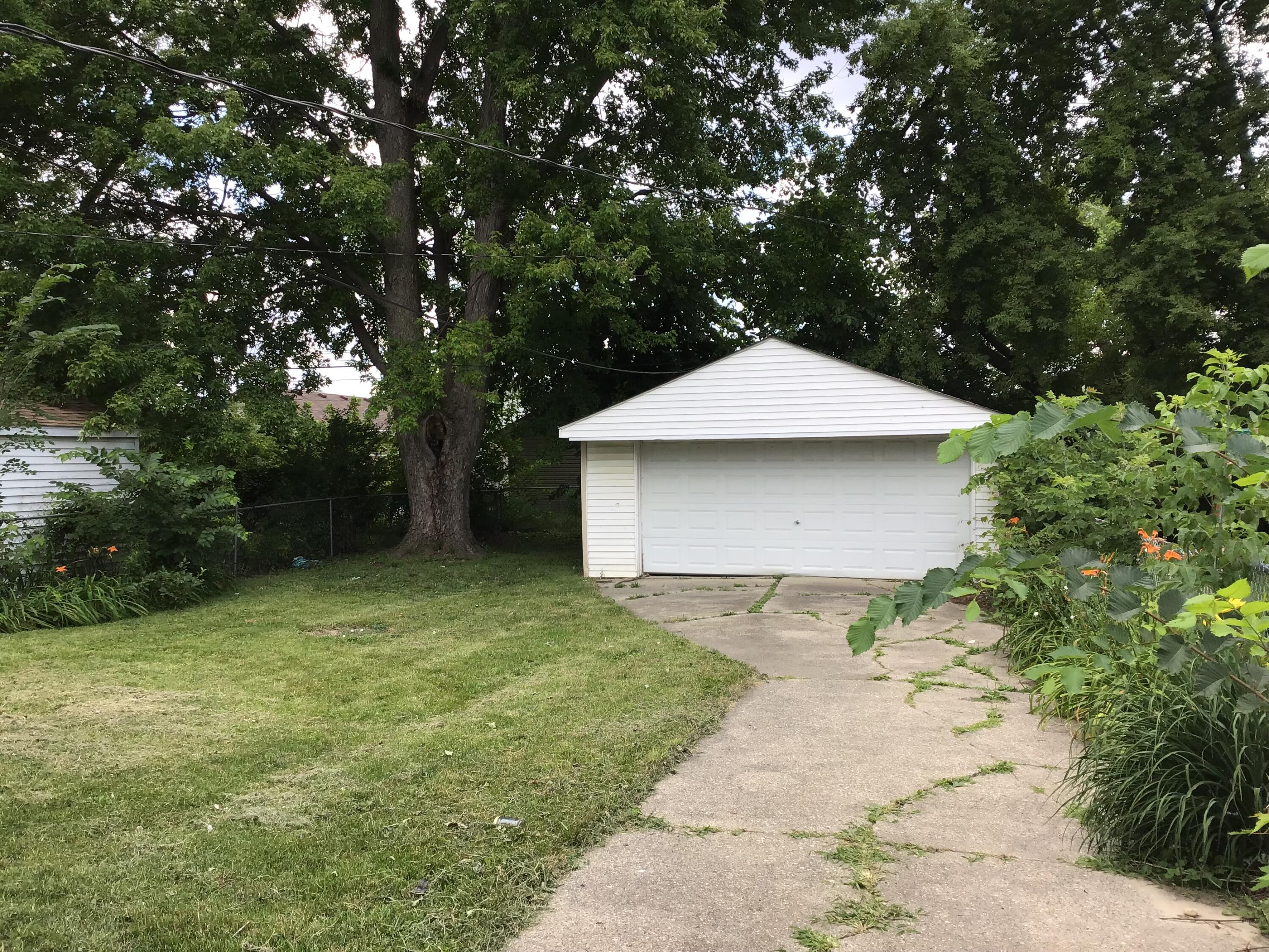 Photo 2 of 13 of 22765 Rosalind Avenue house