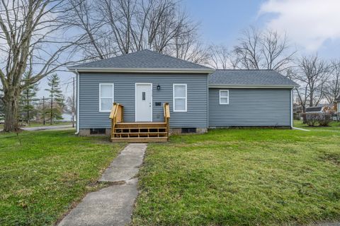 A home in Three Oaks Vlg