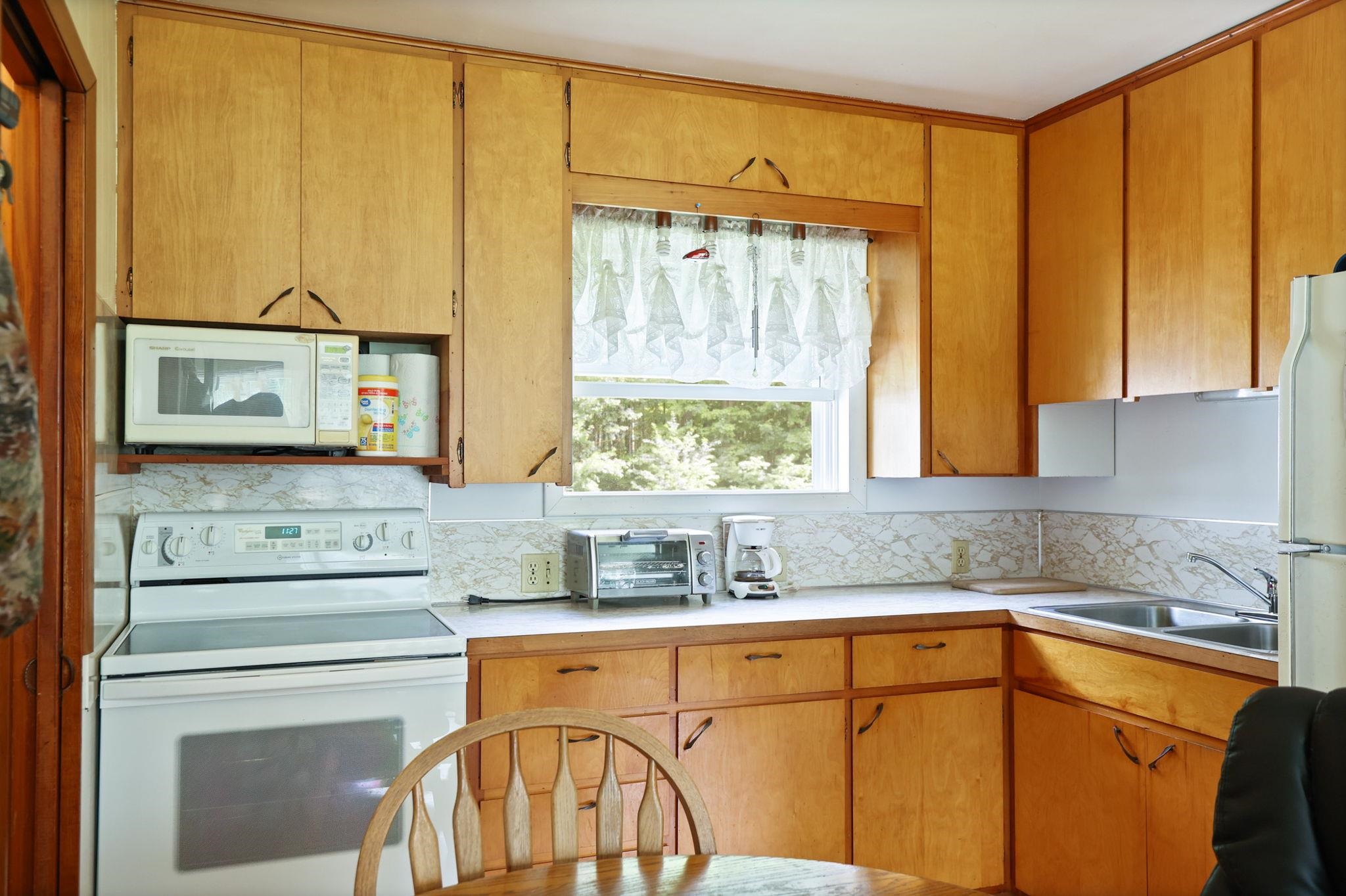 Photo 8 of 38 of 3050 W Sanilac Road house