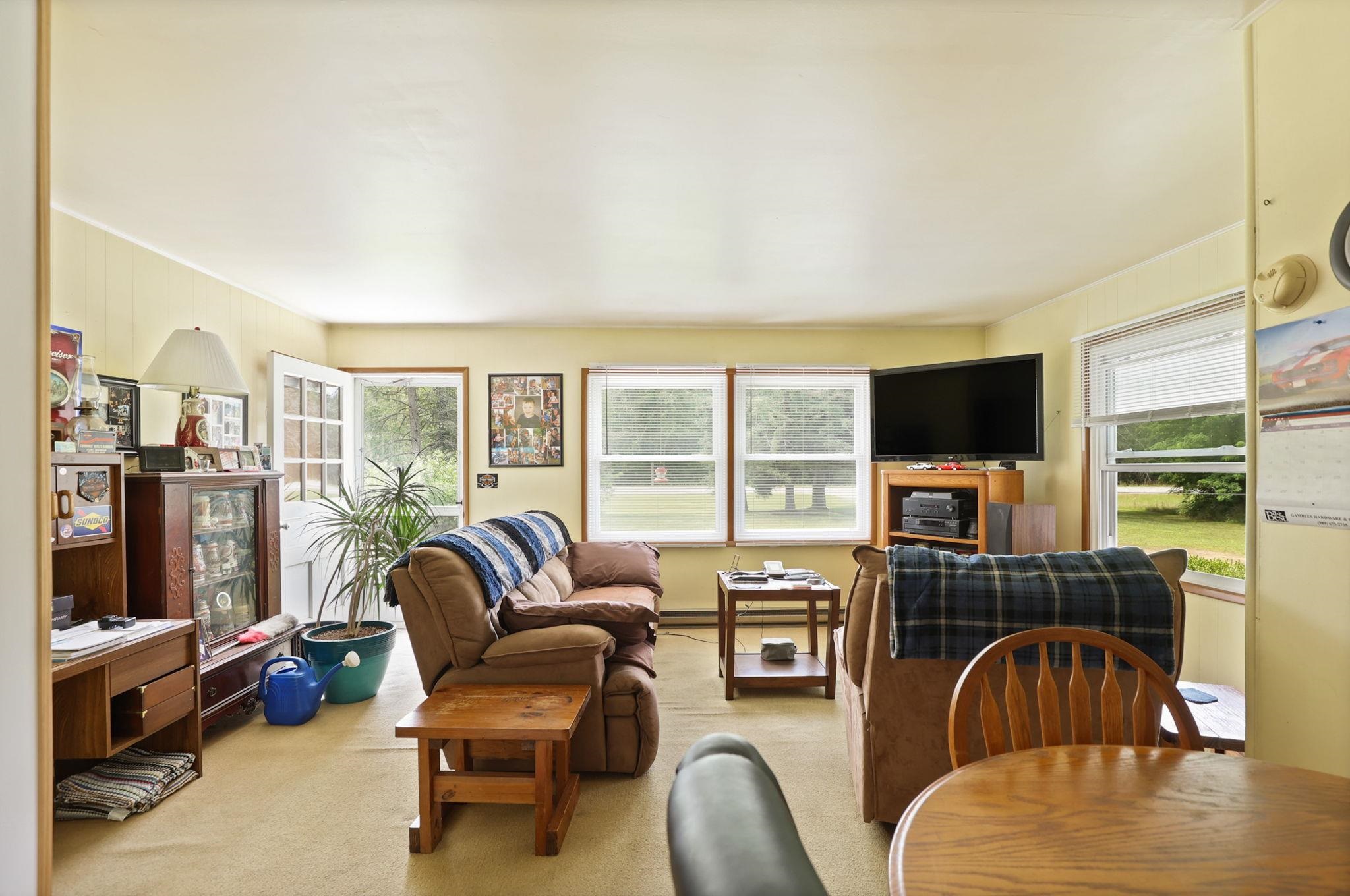 Photo 11 of 38 of 3050 W Sanilac Road house
