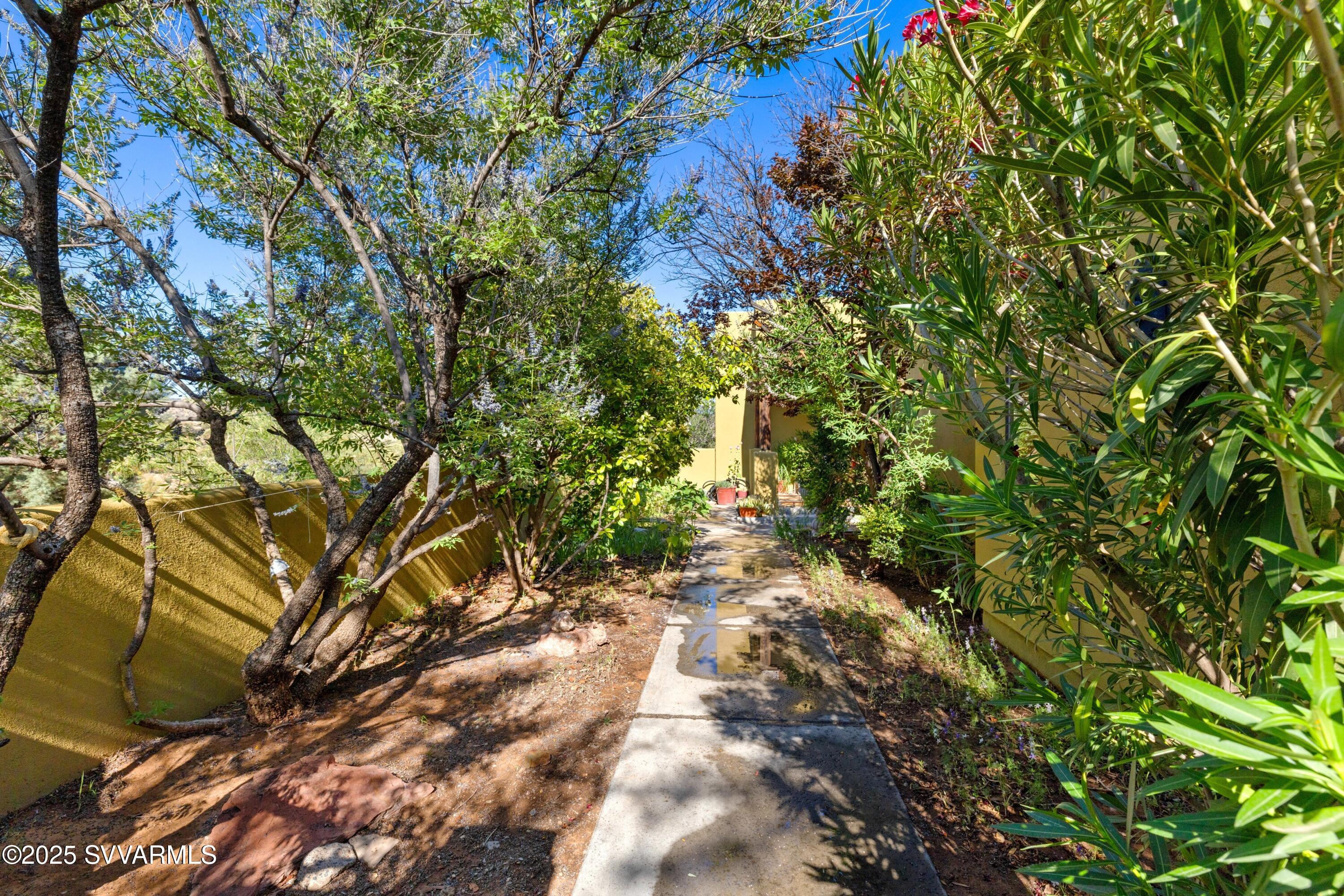 1625 S Desert Holly Tr