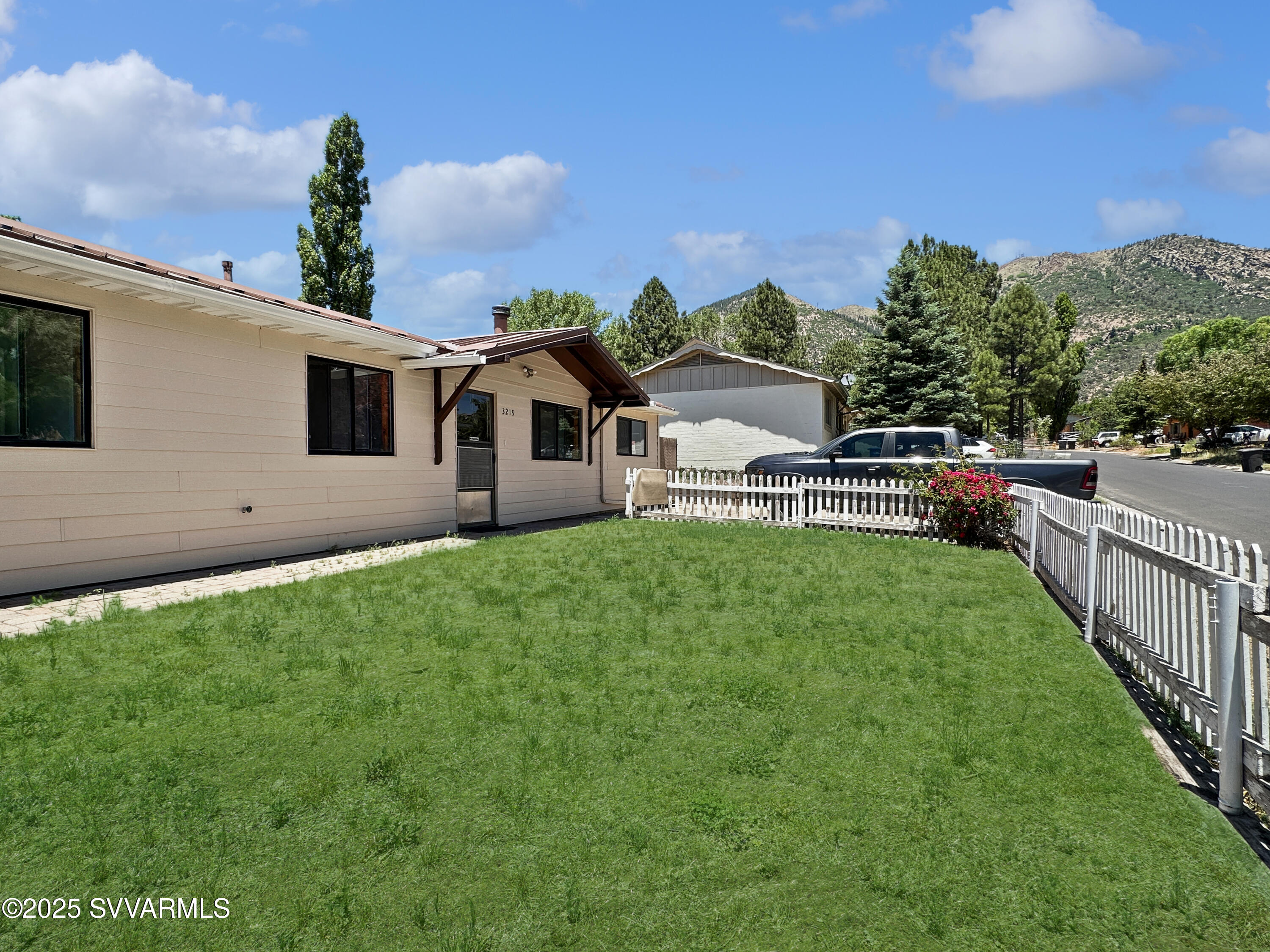 3219 N Manor Rd