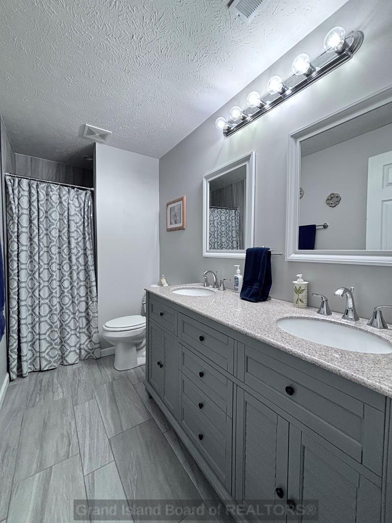 Grand Island, Nebraska 68801, United States, 5 Bedrooms Bedrooms, ,3 BathroomsBathrooms,Residential,Active,241688