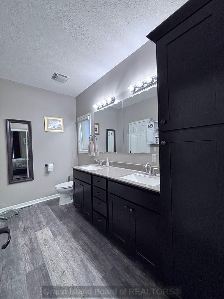 Grand Island, Nebraska 68801, United States, 5 Bedrooms Bedrooms, ,3 BathroomsBathrooms,Residential,Active,241688