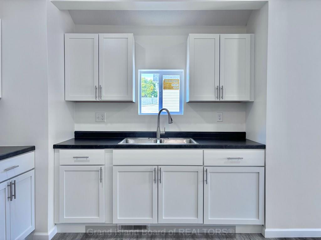 Hastings, Nebraska 68901, United States, 4 Bedrooms Bedrooms, ,2 BathroomsBathrooms,Residential,Active,218985